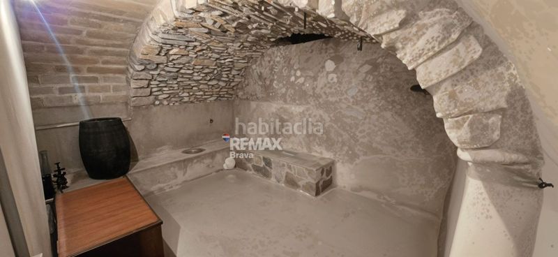 Foto f1b7a237-fc21-402f-9f14-4df8dbc4a330. Casa adossada amb aparcament piscina a Celrà