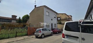 Casa  Calle bisbe serra. Olot  casa con dos viviendas independientes, amplio jardín y gra