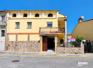 Chalet  Calle guillerias. Amer  exclusiva vivienda familiar de 6 habitaciones con piscina