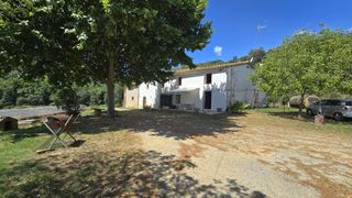 Casa a Brunyola i Sant Martí Sapresa. Masía con naves avícolas alquiladas e ingresos en brunyola