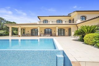 Chalet  Calle compte de peralada. Villa premium en primera línea de golf en peralada con amplios j