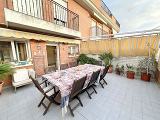Chalet in Els Pavos. Espaciosa casa adosada en blanes con 5 habitaciones, 3 baño