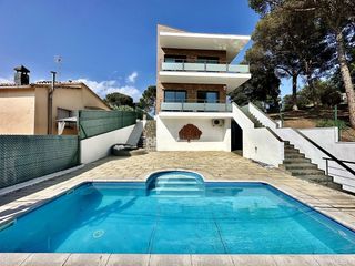 Chalet  Calle cl de l hortènsia. Encanto y tranquilidad magnífica vivienda unifamiliar en santa m