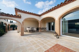 Chalet in Sant Pere Pescador. Villa a la venta en sant pere pescador