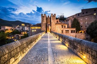 Xalet  Calle major. Besalú  edificio junto al puente medieval con local comercial y