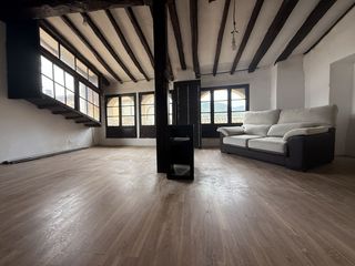 Xalet a Besalú. Oportunidad única en besalú edificio con local comercial