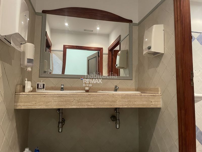 Foto c487baf8-586d-46d9-9fbd-06fff1b517e7. Local comercial a Centre Roses