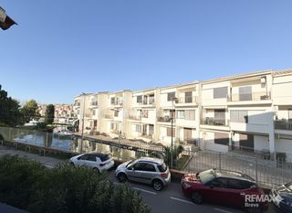 Flat  Sector sc porto fino. Empuriabrava  elegante apartamento reformado con vistas al canal