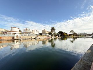 Pis  Sector sc porto fino. Empuriabrava  elegante apartamento reformado con vistas al canal