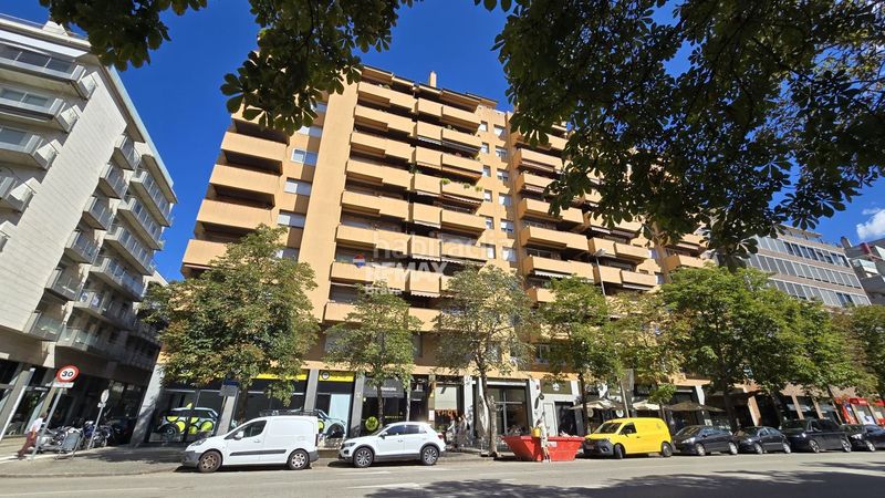 Foto 258f5b5c-626b-4fa5-a5b1-4a61ab14e151. Pis amb calefacció aparcament a Eixample Nord Girona