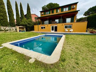 Chalet à Sant Julià de Ramis. Elegante villa con jardín, piscina y vistas al campo de gol