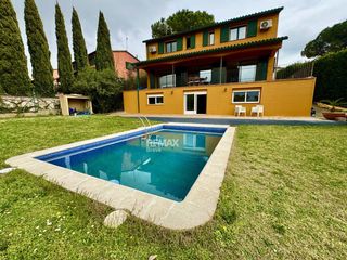 Chalet  Calle cl bateria. Exclusiva villa con piscina y vistas al golf a 15 minutos de gir