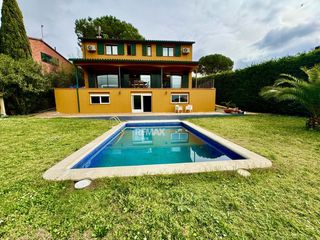 Chalet  Calle cl bateria. Sant julià de ramis  golf girona  villa con piscina y vistas al
