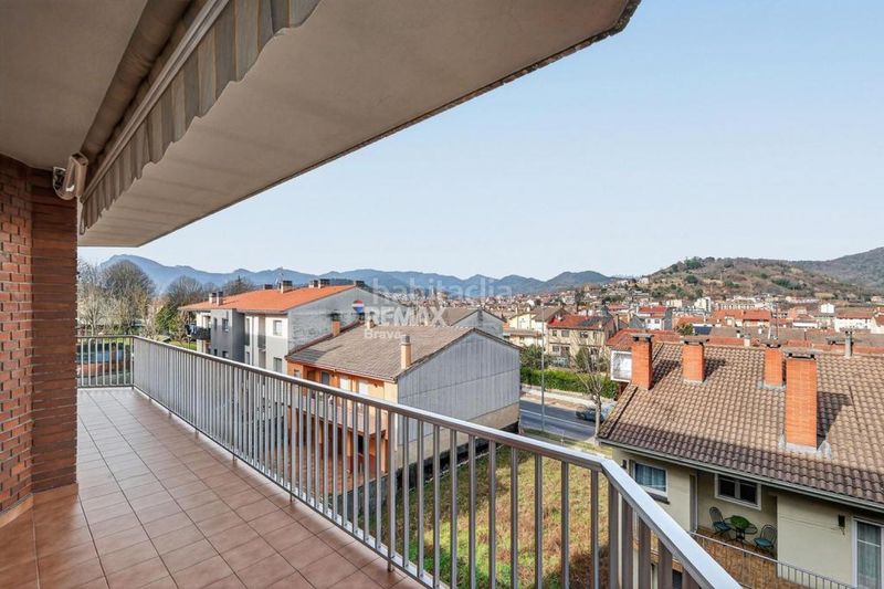 Foto 9a80cafe-bbf5-4527-863d-37f06bfb0bdf. Xalet amb aparcament a Olot