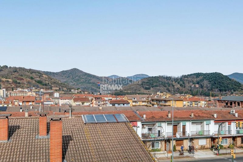 Foto c45d7cdb-c318-46d7-8dcb-0321fa0eaf54. Xalet amb aparcament a Olot