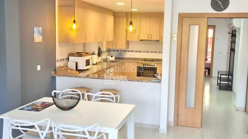 Foto 1c02574d-d797-4395-833f-4b0a44f44905. Pis amb calefacció aparcament a Centre Roses