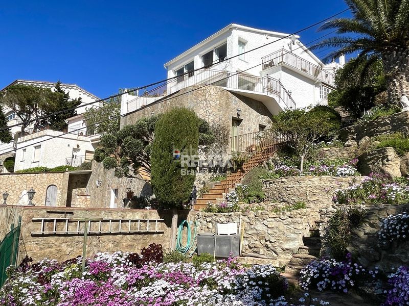 Foto cea0d8f8-8c79-4993-865c-adaf40d74d73. Xalet amb calefacció aparcament piscina a Puig Rom-Canyelles-Almadrava Roses