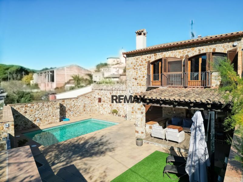 Foto 46d91f55-9503-47fb-a486-a491cefebbc1. Casa adossada amb aparcament piscina a Poble Calonge