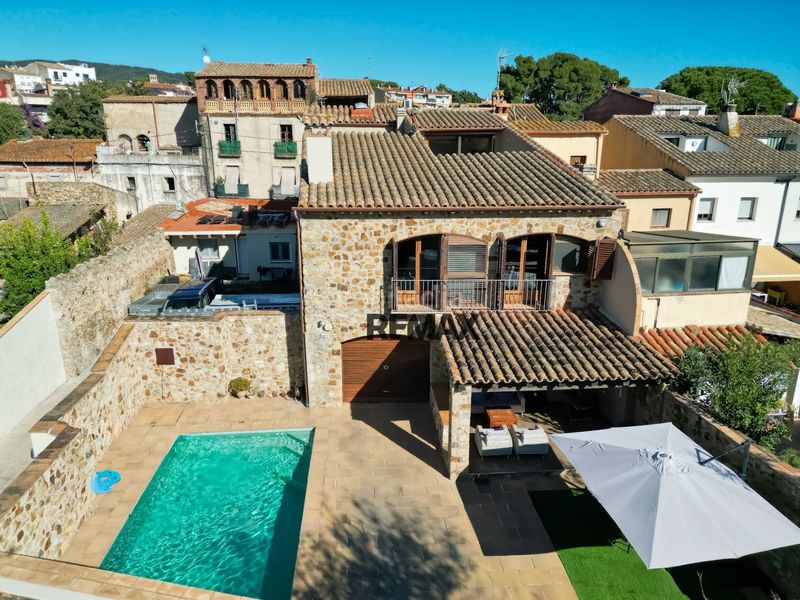 Foto ae8905f0-e60f-48d9-aea8-6fda396e22cc. Casa adossada amb aparcament piscina a Poble Calonge