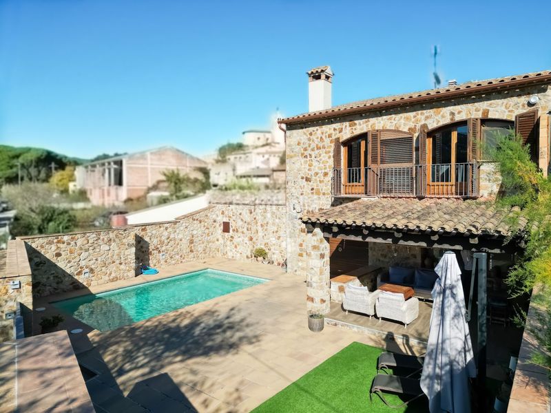Foto b961edaa-3005-4d20-a7fd-2783e2609638. Casa adossada amb aparcament piscina a Poble Calonge