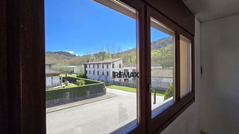 Foto fe2c48e2-bc0d-41eb-a1b1-3f2cd2741941. Xalet amb aparcament a Olot