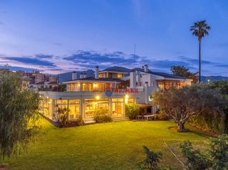 Chalet  Avenida av de mas mates. Exclusiva villa señorial con spa y piscina interior en roses, co