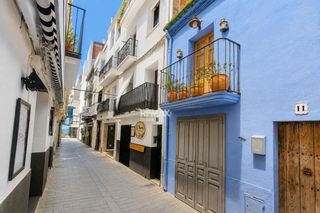 Edificio in Cl dels traginers 9. Roses  edificio con local comercial y 3 viviendas en pleno centr