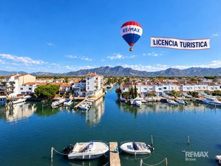 Attico in Sector port empordà 14. Ático dúplex con licencia turística y vistas a los canales de em
