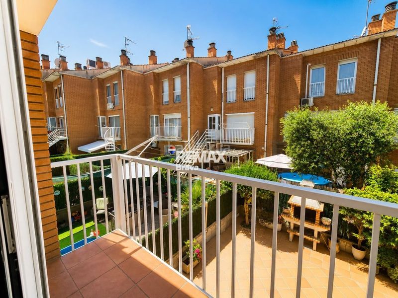 Foto c01628b0-acaf-4e2f-8a15-beb9e86e17d3. Casa adossada amb calefacció aparcament a Olot