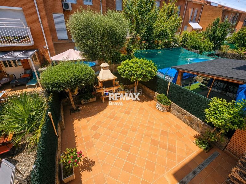 Foto d55e2a12-da75-4d7c-865e-ed5b300d7ad1. Casa adossada amb calefacció aparcament a Olot