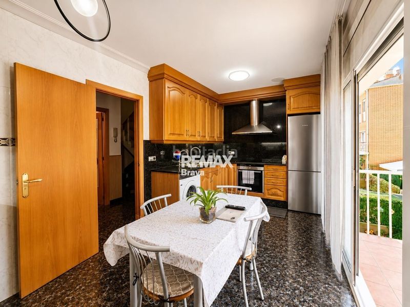 Foto eae2f8da-dbf1-4bf9-ba9c-97afd2471726. Casa adossada amb calefacció aparcament a Olot