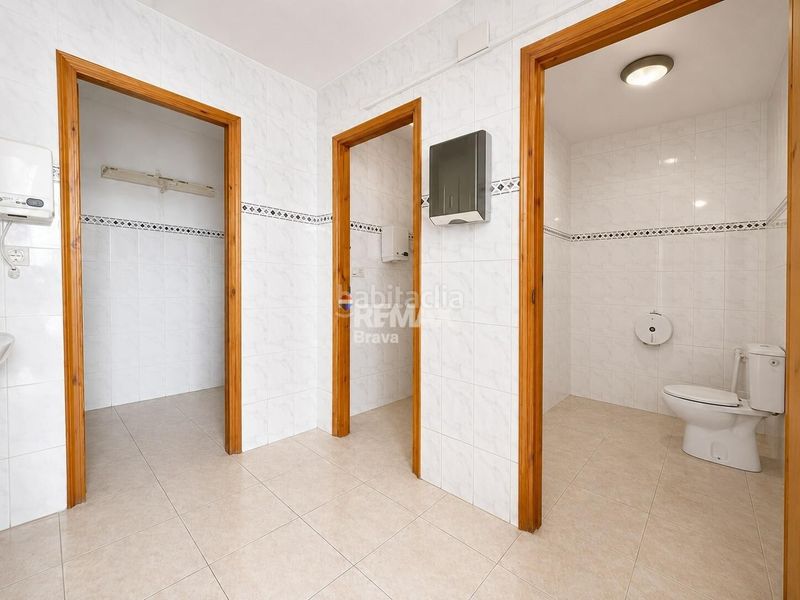 Foto 0f2b8f04-2568-44b1-81d0-2697d445a5e9. Local comercial a Centre Roses