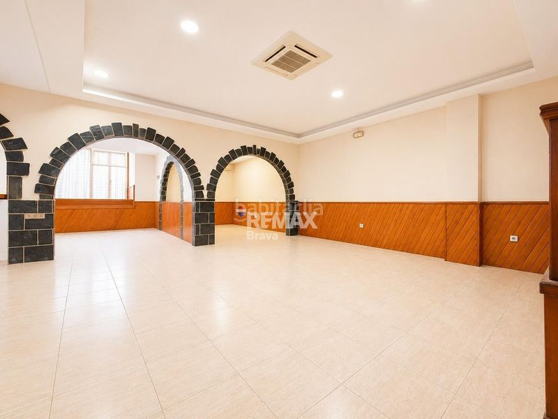 Foto b103aa15-f83d-4ee3-8905-4eb3784777d3. Local comercial a Centre Roses