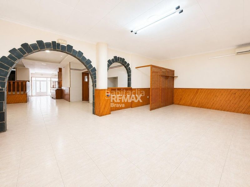 Foto f1c12033-6700-41b1-ae2c-05f9710d580b. Local comercial a Centre Roses