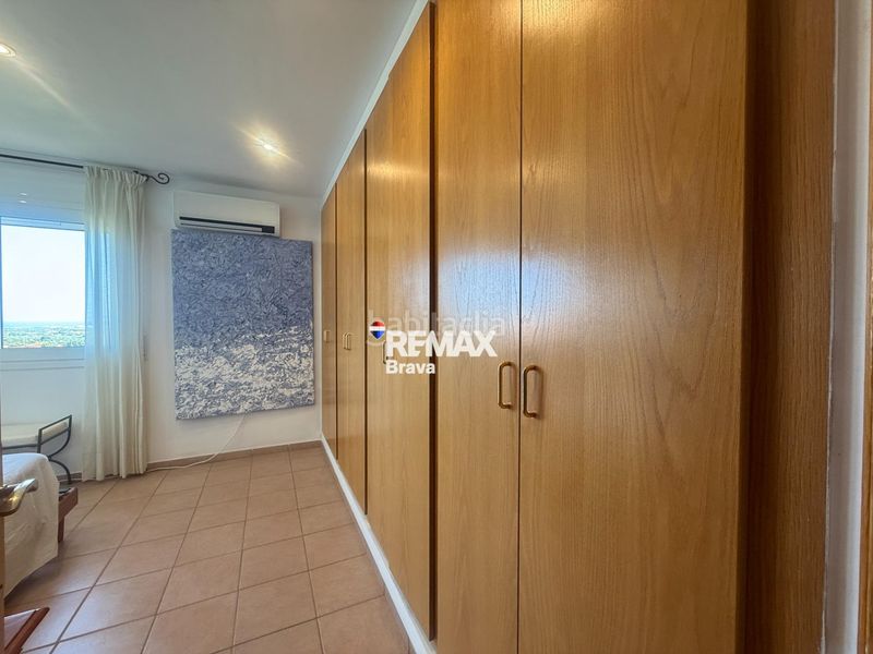 Foto 181c8064-81b3-4a42-bd5e-7bdbe8d6153c. Chalet en carrer belgica-ur.can isac 155 palau saverdera exclusiva vivienda unifamiliar con piscina, amplias terrazas y vistas panorámicas a la bahía de roses en Palau-saverdera