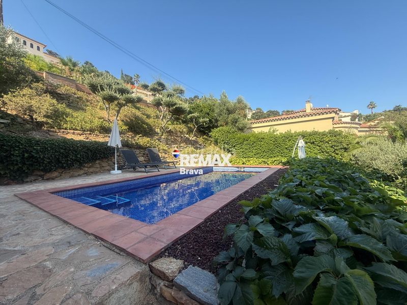 Foto 2893c0fc-91c3-4cd1-88c5-76e860086c4a. Chalet en carrer belgica-ur.can isac 155 palau saverdera exclusiva vivienda unifamiliar con piscina, amplias terrazas y vistas panorámicas a la bahía de roses en Palau-saverdera