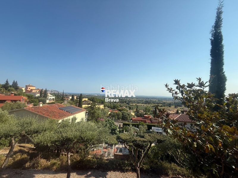 Foto 3cc6b6a9-676d-4e7c-878b-1e4cc47b586d. Chalet en carrer belgica-ur.can isac 155 palau saverdera exclusiva vivienda unifamiliar con piscina, amplias terrazas y vistas panorámicas a la bahía de roses en Palau-saverdera