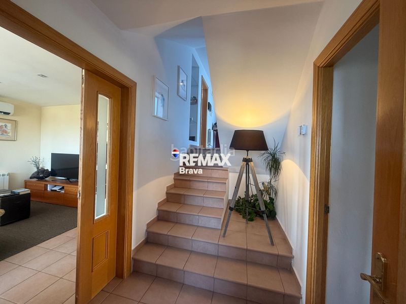 Foto 3d3e6d2b-df79-4b05-81f9-dd61a210e7da. Chalet en carrer belgica-ur.can isac 155 palau saverdera exclusiva vivienda unifamiliar con piscina, amplias terrazas y vistas panorámicas a la bahía de roses en Palau-saverdera