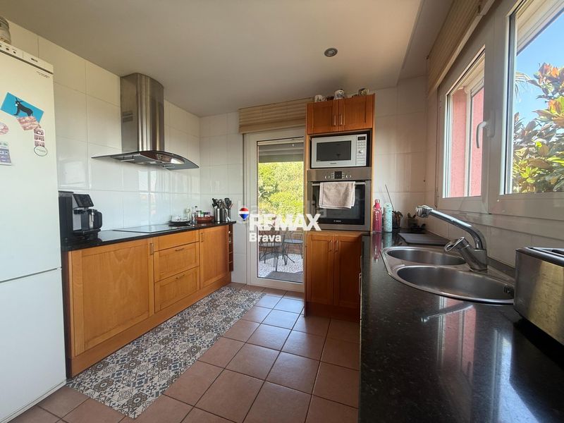Foto 4289e70c-a2ba-4801-b268-5c1bc8990a4c. Chalet en carrer belgica-ur.can isac 155 palau saverdera exclusiva vivienda unifamiliar con piscina, amplias terrazas y vistas panorámicas a la bahía de roses en Palau-saverdera