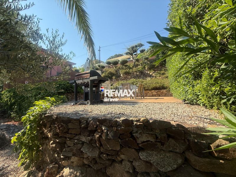 Foto 4d5be79d-c587-49d2-91e5-20d0f6dd43e9. Chalet en carrer belgica-ur.can isac 155 palau saverdera exclusiva vivienda unifamiliar con piscina, amplias terrazas y vistas panorámicas a la bahía de roses en Palau-saverdera