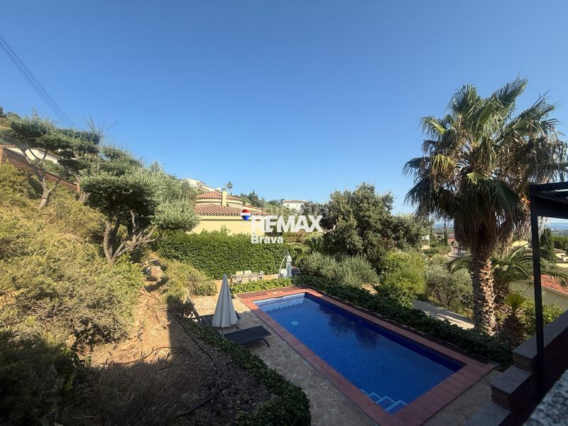 Foto 51113713-5d54-4562-83b4-cf55fb4102e6. Chalet en carrer belgica-ur.can isac 155 palau saverdera exclusiva vivienda unifamiliar con piscina, amplias terrazas y vistas panorámicas a la bahía de roses en Palau-saverdera