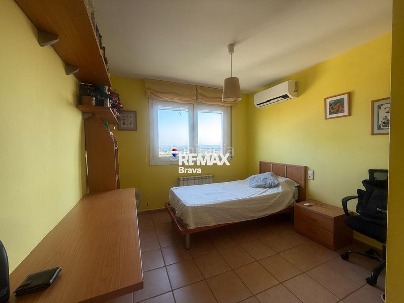 Foto 69bb65b8-9e32-44b4-95b6-2006b71035c0. Chalet en carrer belgica-ur.can isac 155 palau saverdera exclusiva vivienda unifamiliar con piscina, amplias terrazas y vistas panorámicas a la bahía de roses en Palau-saverdera