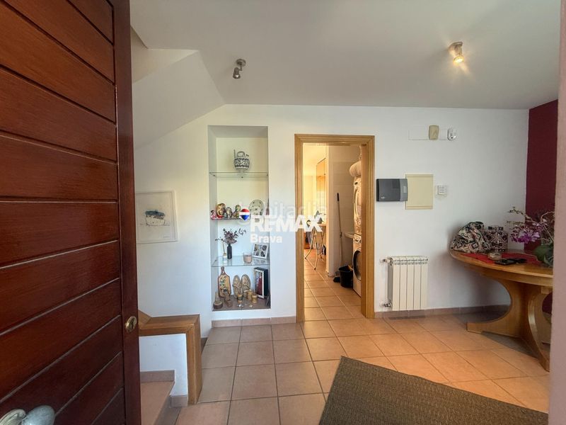 Foto 8ed59d95-631d-4ec7-989c-e8cb5aac7ffc. Chalet en carrer belgica-ur.can isac 155 palau saverdera exclusiva vivienda unifamiliar con piscina, amplias terrazas y vistas panorámicas a la bahía de roses en Palau-saverdera