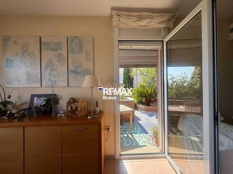 Foto a3e033bc-39d3-40dd-87c0-f243a9fc94cc. Chalet en carrer belgica-ur.can isac 155 palau saverdera exclusiva vivienda unifamiliar con piscina, amplias terrazas y vistas panorámicas a la bahía de roses en Palau-saverdera