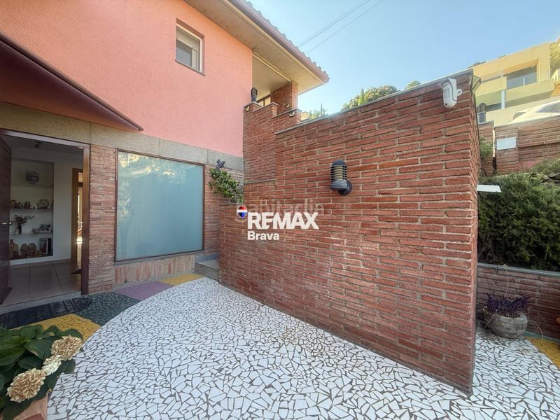 Foto bbce0eea-22e0-41f5-9073-626029bcc017. Chalet en carrer belgica-ur.can isac 155 palau saverdera exclusiva vivienda unifamiliar con piscina, amplias terrazas y vistas panorámicas a la bahía de roses en Palau-saverdera