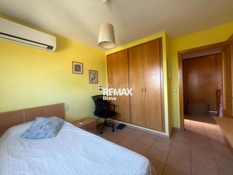Foto c55f77ba-53d5-4b36-a2f6-efb7ee78f471. Chalet en carrer belgica-ur.can isac 155 palau saverdera exclusiva vivienda unifamiliar con piscina, amplias terrazas y vistas panorámicas a la bahía de roses en Palau-saverdera