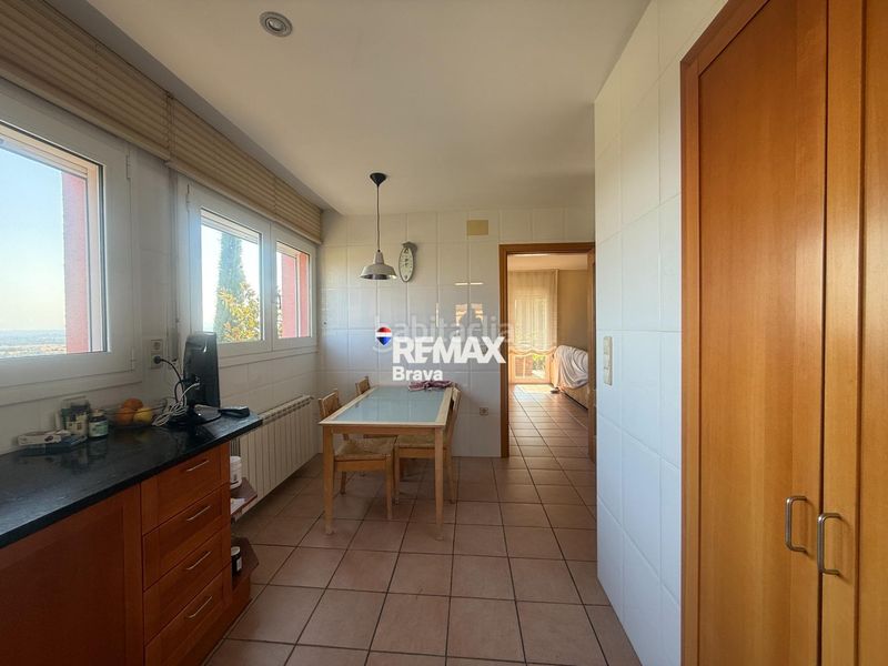 Foto d38b823f-2f82-4a65-9381-1b09f6e5e220. Chalet en carrer belgica-ur.can isac 155 palau saverdera exclusiva vivienda unifamiliar con piscina, amplias terrazas y vistas panorámicas a la bahía de roses en Palau-saverdera