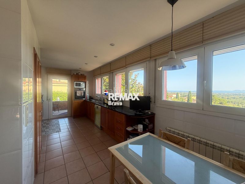 Foto d67a9f7a-903c-4f69-a34e-8754b0a2cad1. Chalet en carrer belgica-ur.can isac 155 palau saverdera exclusiva vivienda unifamiliar con piscina, amplias terrazas y vistas panorámicas a la bahía de roses en Palau-saverdera