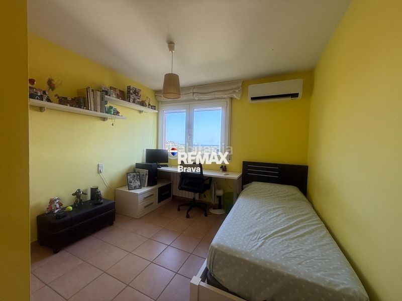 Foto da27168f-755a-46a1-9304-6f1b8b730999. Chalet en carrer belgica-ur.can isac 155 palau saverdera exclusiva vivienda unifamiliar con piscina, amplias terrazas y vistas panorámicas a la bahía de roses en Palau-saverdera