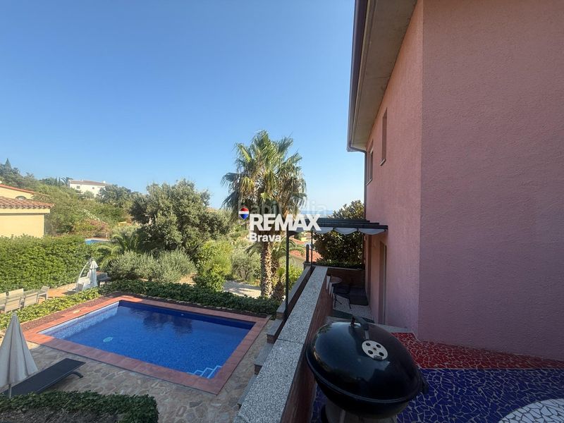 Foto e85a133d-b3c1-4034-96ca-87df2674dd1c. Chalet en carrer belgica-ur.can isac 155 palau saverdera exclusiva vivienda unifamiliar con piscina, amplias terrazas y vistas panorámicas a la bahía de roses en Palau-saverdera